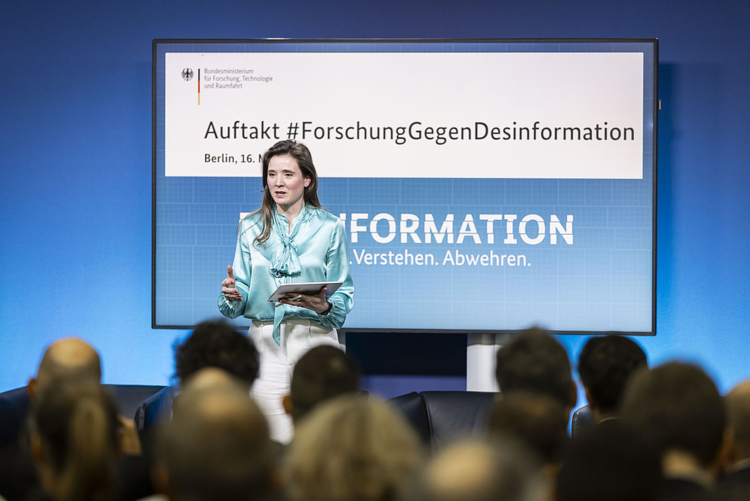 Auf dem Foto ist die Moderatorin Alexa von Busse auf der Auftaktveranstaltung zu sehen